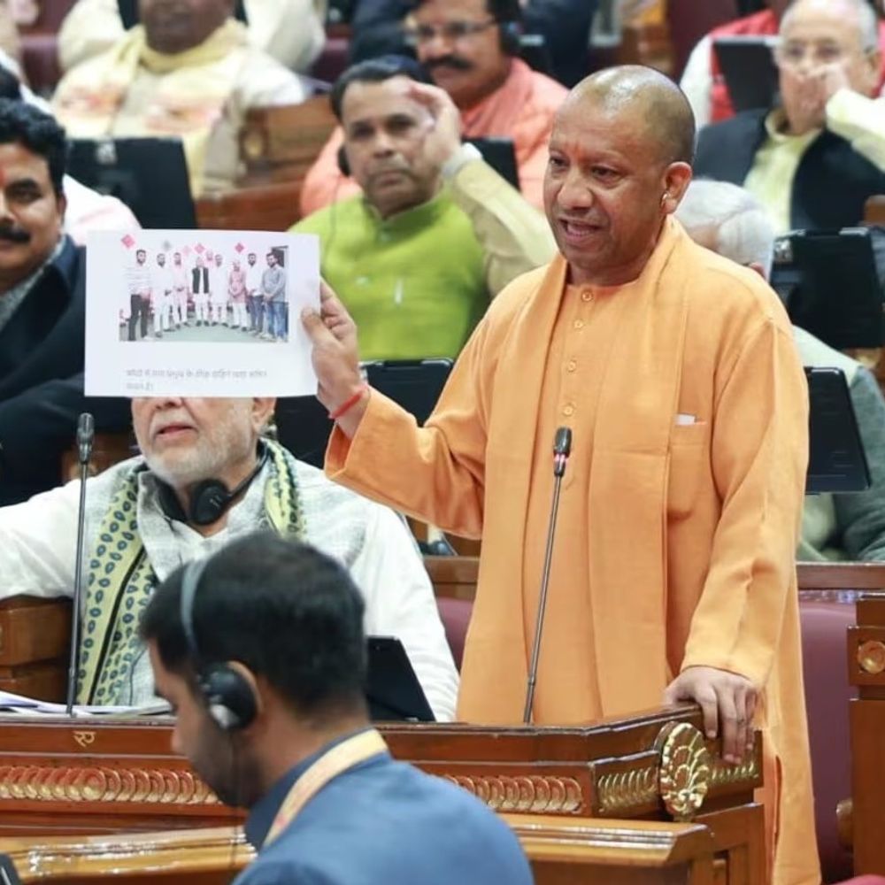 कफ सिरप सिंडिकेट अमित यादव को STF ने पकड़ा:वाराणसी में खींचकर ले गए; योगी ने विधानसभा में दिखाई थी फोटो
