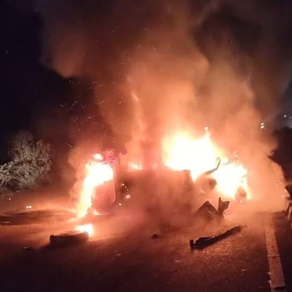 खड़े ट्रक में घुसी महिंद्रा xuv, जिंदा जला चालक:जालौन में ट्रक से टक्कर के बाद हादसा, नहीं हो सकी शिनाख्त