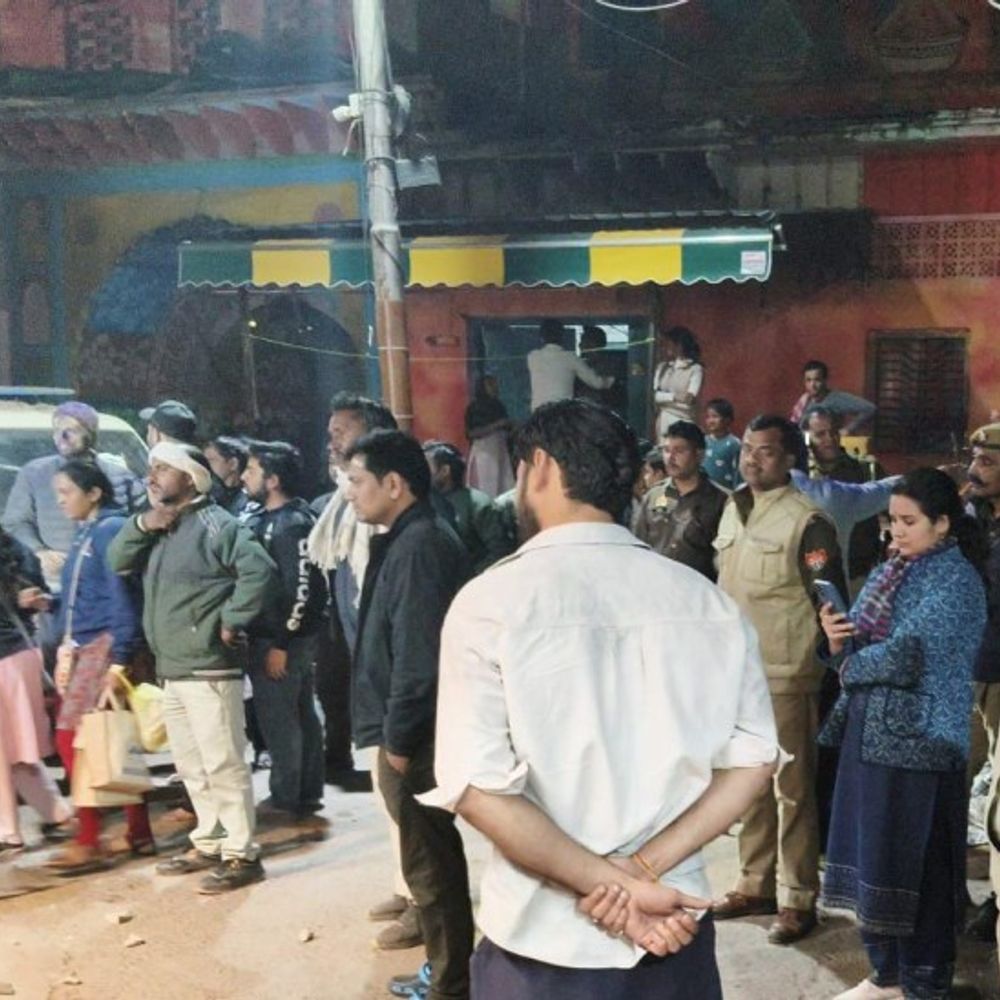 लट्ठमार होली से पहले एक्शन में SDM:रात में खड़े होकर हटवाए अतिक्रमण, पक्के अतिक्रमण को खुद तोड़ते दिखे लोग