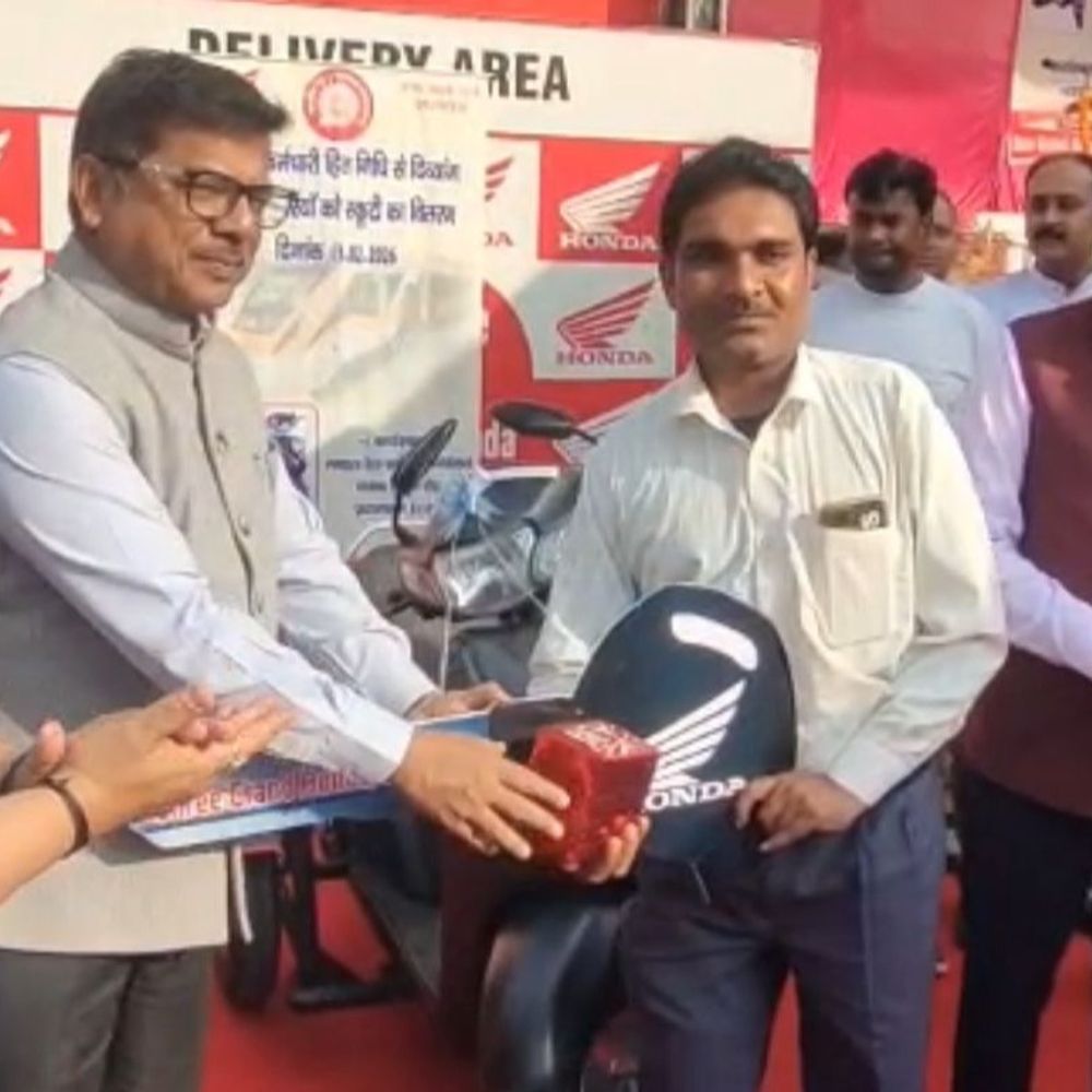 प्रयागराज मंडल में 33 दिव्यांग रेलकर्मियों को ट्राई-व्हील स्कूटी मिली:उत्तर मध्य रेलवे की पहल, मंडल रेल प्रबंधक ने सौंपीं चाभी