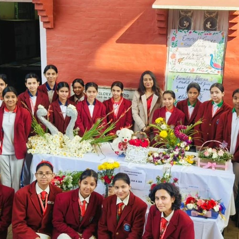 सेंट जॉन्स सीनियर सेकेंडरी स्कूल में पुष्प सज्जा प्रतियोगिता आयोजित:रंग-बिरंगे फूलों से महका स्कूल परिसर, छात्राओं ने दिखाई रचनात्मकता और कलात्मक प्रतिभा
