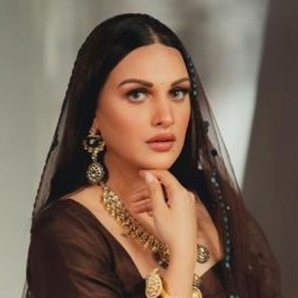 पंजाबी एक्ट्रेस हिमांशी खुराना से मांगी 10 करोड़ फिरौती:गैंगस्टर ने थ्रेट कॉल किया, कहा- पैसे नहीं दिए, तो मार देंगे; मोहाली में FIR