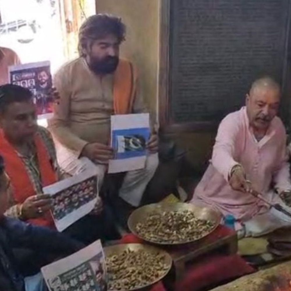 मेरठ में जलाए पाकिस्तान क्रिकेट टीम के पोस्टर:मंदिर में हुआ हवन पूजन, धार्मिक संगठनों ने कहा- पाकिस्तान का नाश होगा