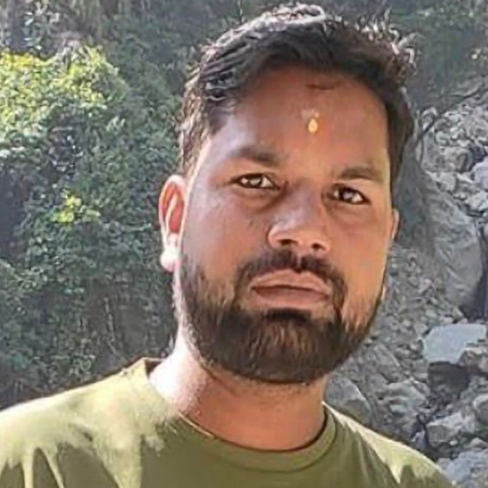 चंदौसी में ऑनलाइन डिलीवरी टीम लीडर की मौत:तीन दोस्तों पर जहर देकर हत्या का आरोप, पत्नी को दी थी बेहोश होने की सूचना