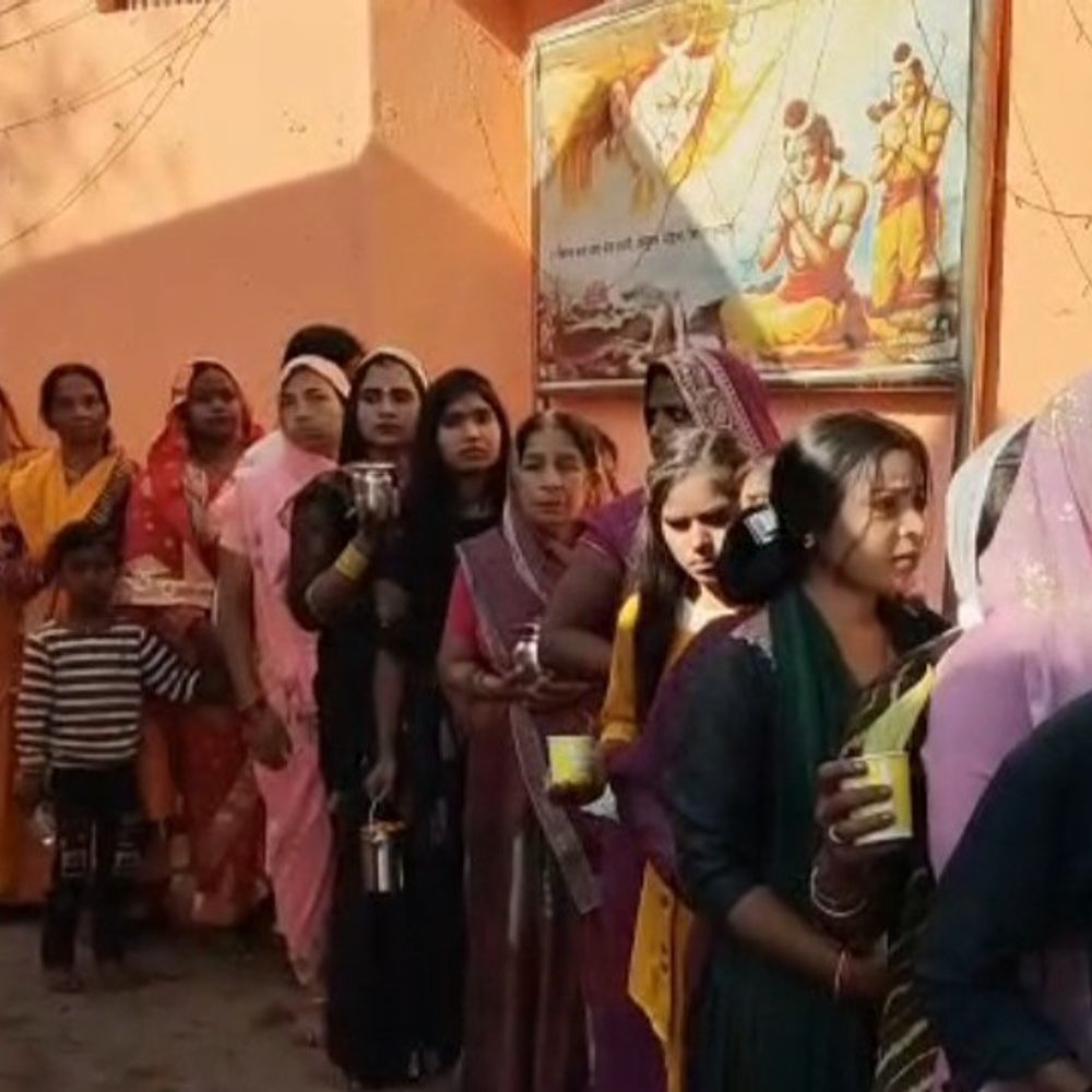 महाशिवरात्रि पर शिवालयों में उमड़ी भीड़:हरिहरनाथ मंदिर में 500 मीटर लंबी कतार, वाहनों को 1 किमी पहले रोका