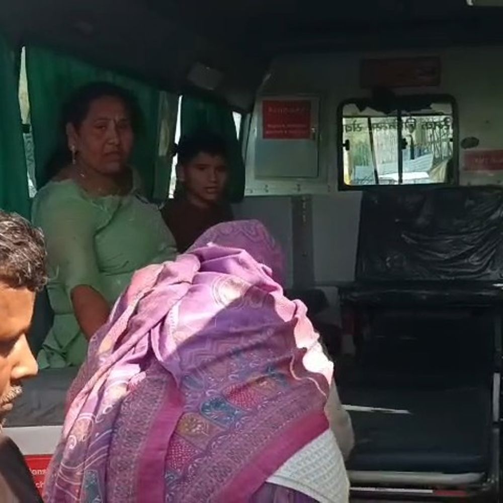 मथुरा में श्रद्धालुओं से भरी बस पेड़ से टकराई:6 घायल, वृंदावन से गोवर्धन जा रही थी; तेज रफ्तार में मोड़ने से हादसा