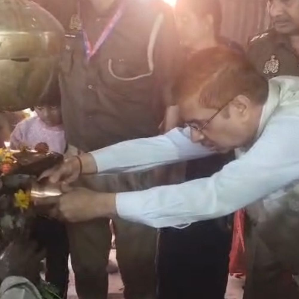 सोनभद्र में महाशिवरात्रि पर डीएम ने किया जलाभिषेक:भोर से शिवालयों में उमड़ी भक्तों की भीड़, हर-हर महादेव के जयघोष