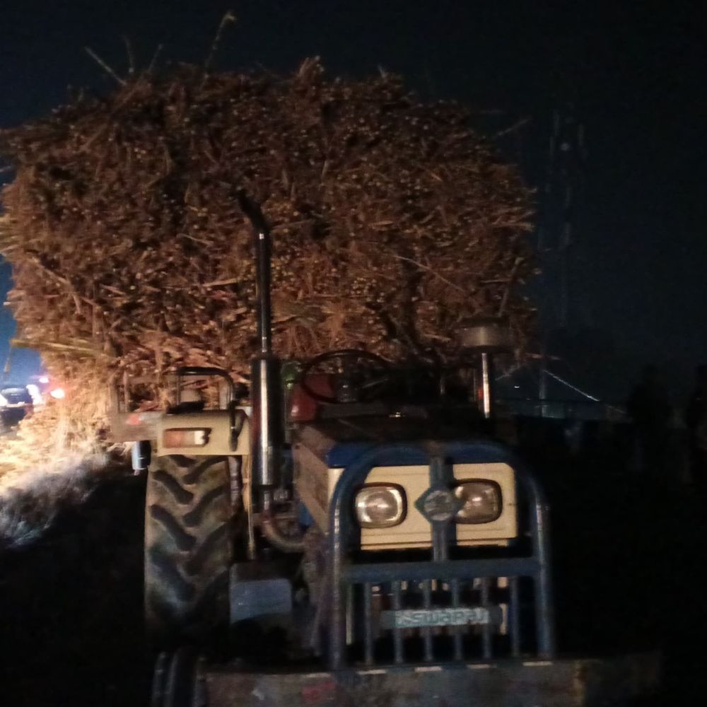 हापुड़ में बस-ट्रैक्टर ट्रॉली की टक्कर, चालक की मौत:NH-09 पर हुए हादसे में 6 यात्री घायल, लंबा जाम लगा