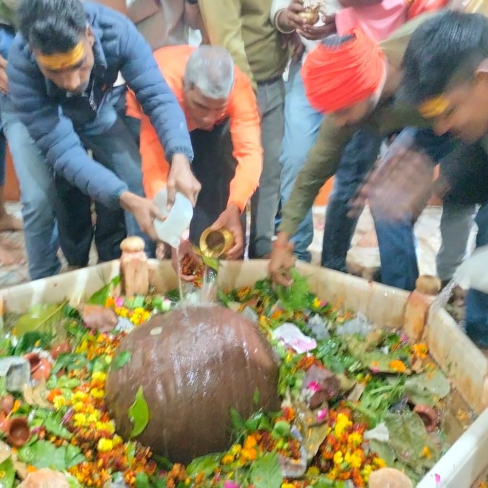 महाशिवरात्रि पर कालेश्वर नाथ मंदिर में उमड़ी भीड़:हजारों श्रद्धालुओं ने किया जलाभिषेक, अकाल मौत से मिलती है मुक्ति