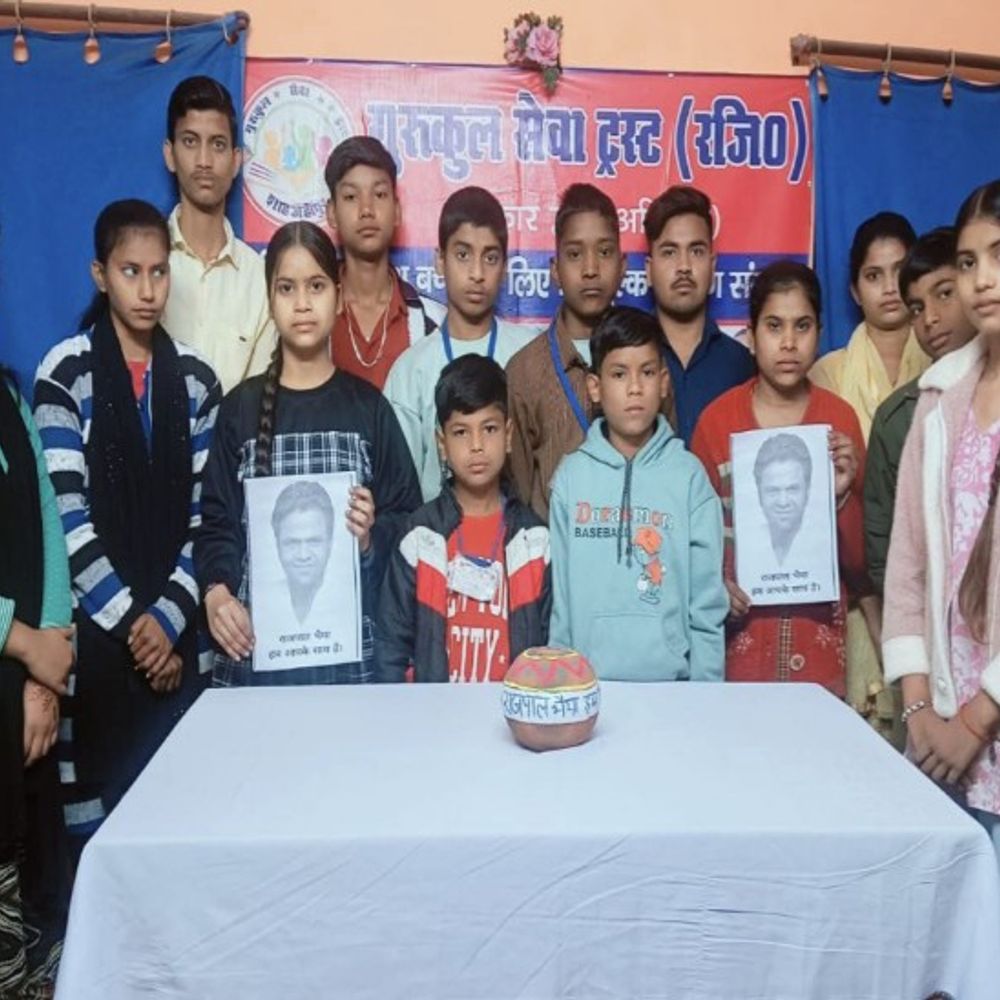 शाहजहांपुर में राजपाल यादव की मदद को बच्चे आगे आए:गुल्लक की पॉकेट मनी घर भेजी, कर्ज चुकाने की अपील, बोले-हम आपके फैन