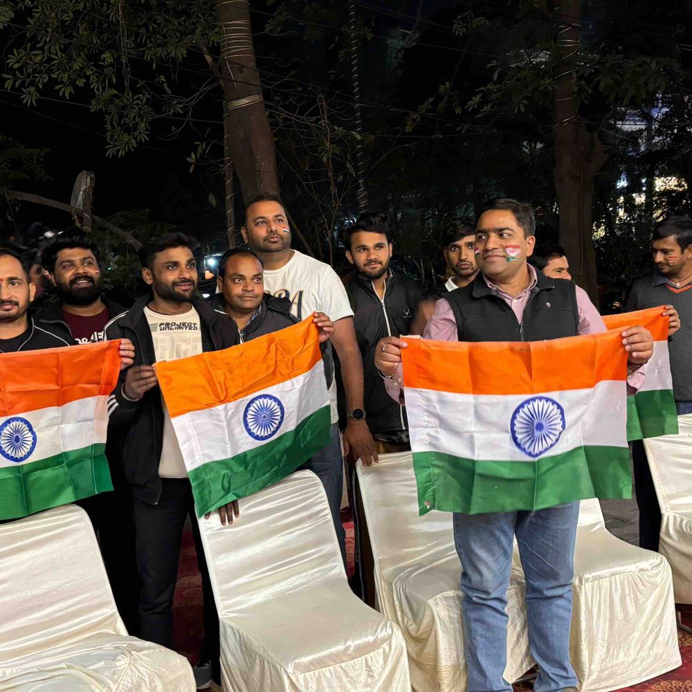 भारत-पाक मैच पर गाजियाबाद में उत्साह:आरडीसी में स्क्रीन लगाकर लोग देख रहे मैच, ‘भारत माता की जय’ के नारों से गूंज रहा इलाका