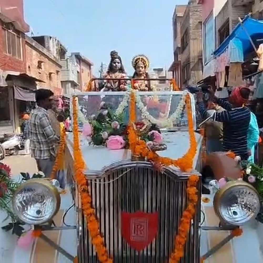 नंदी नहीं, विंटेज कार पर सवार होकर निकले भोले बाबा:मैनपुरी में निकली अनोखी शिव बारात, फूलों से सजी पालकी