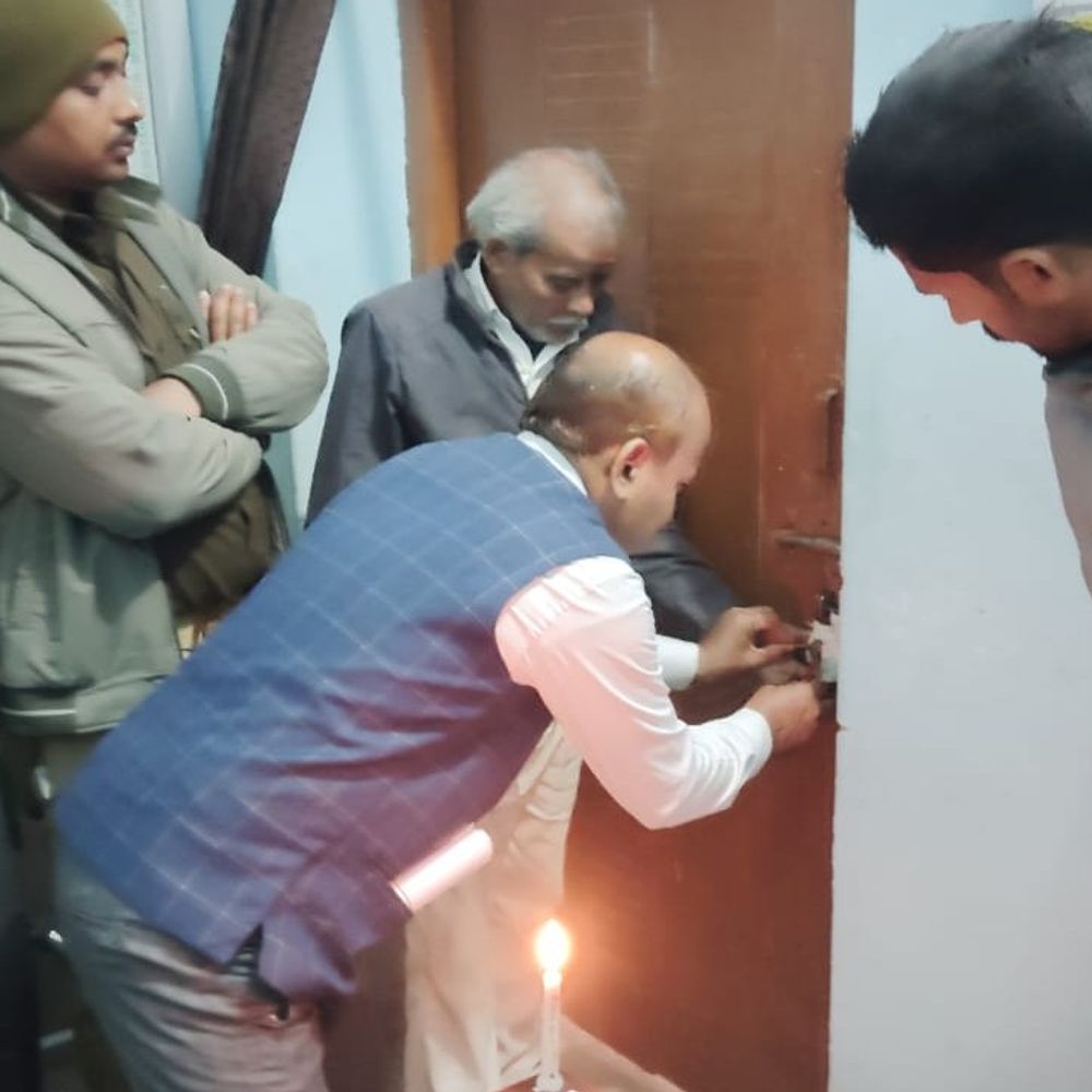 गोंडा यूपी बोर्ड परीक्षा के प्रश्नपत्र,उत्तरपुस्तिका 60 केंद्रों पर पहुंची:कड़ी सुरक्षा के बीच स्ट्रांग रूम में रखे गए, 24 घंटे पुलिसकर्मियों की तैनाती