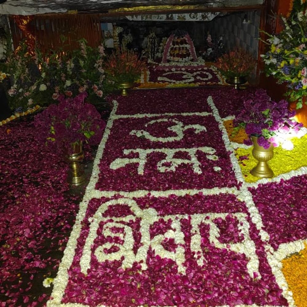 अमरेश्वर महादेव मंदिर में 500 किलो फूलों से सजाई झांकी:घुश्मेश्वर महादेव मंदिर में महाशिवरात्रि मेले की हुई शुरुआत