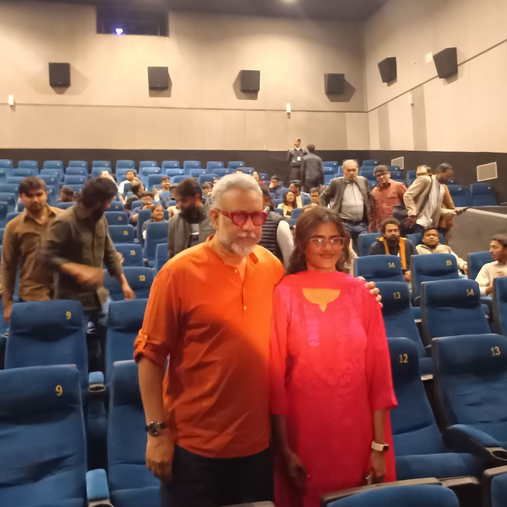 लखनऊ में फिल्म अस्सी का प्रीमियर:निर्देशक अनुभव सिन्हा बोले धड़कन रुकी हुई है, लोगों को पसंद आए फिल्म