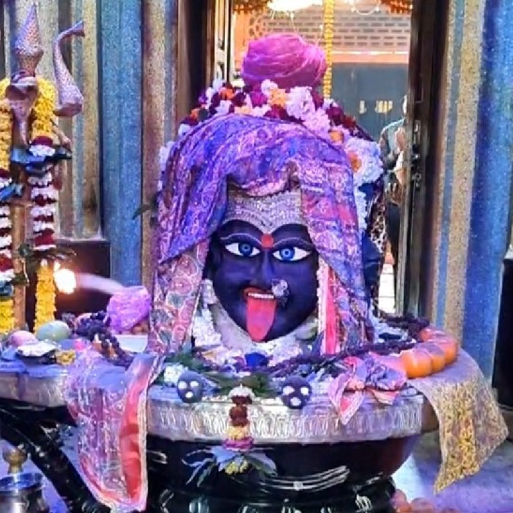 मनकामेश्वर मंदिर में रात 12 बजे विशेष भस्म आरती हुई:लखनऊ के बुद्धेश्वर महादेव मंदिर में 2KM लंबी कतार, हरहर महादेव की गूंज