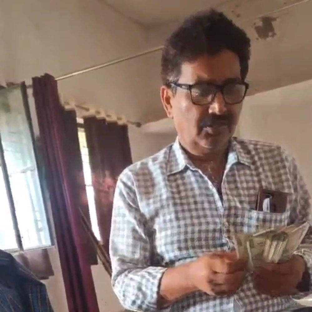 मऊ में पेशकार ने 45 हजार रुपए ली रिश्वत, VIDEO:नोट गिनते हुए दिखाई दिए, वरासत दर्ज करने के लिए मांगे थे 60 हजार