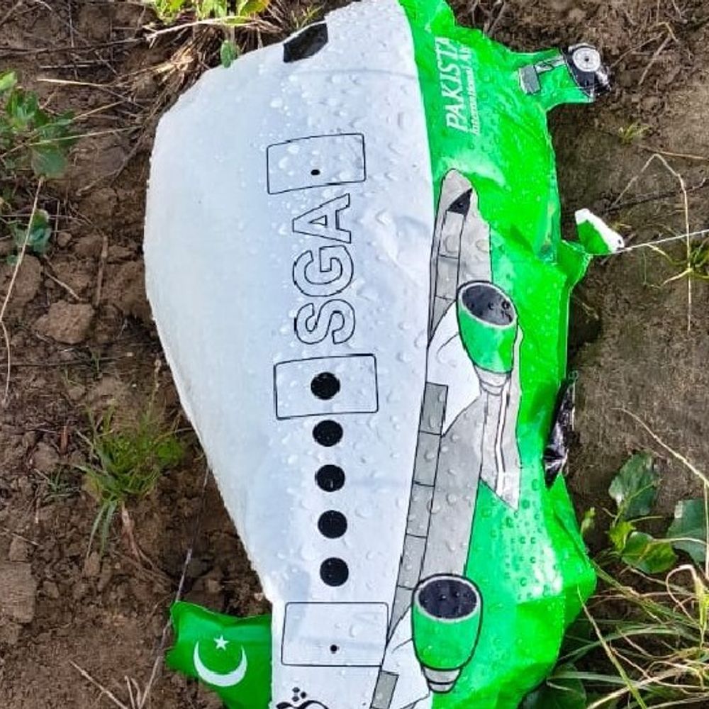 आगरा एयरफोर्स स्टेशन परिसर में मिला संदिग्ध गुब्बारा:हरे-सफेद रंग का है, पाकिस्तान इंटरनेशनल एयरलाइन लिखा है, सुरक्षा एजेंसी सतर्क