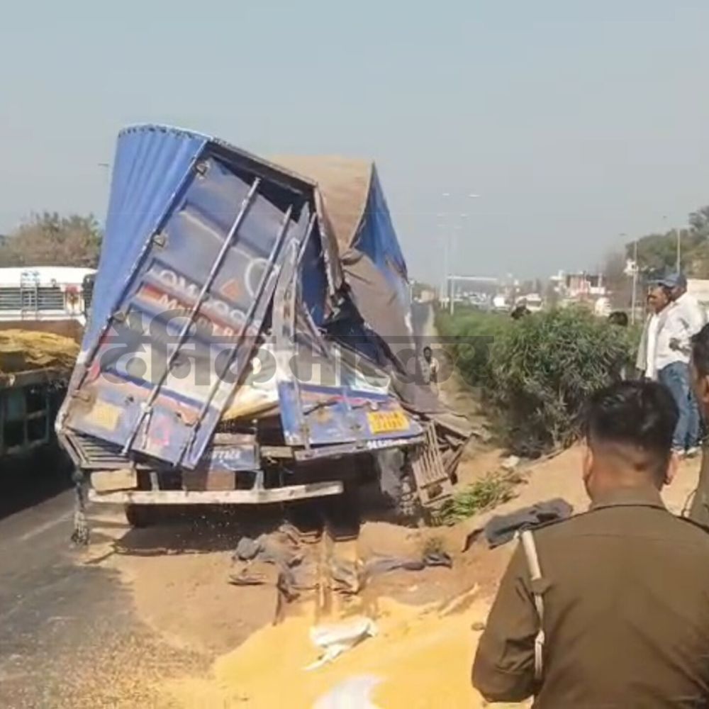 मौरंग लदे ओवरलोड डंपर ने खड़े कंटेनर को टक्कर मारी:डंफर डिवाइडर तोड़कर दूसरी लेन में पलटा,  दोनों चालक सुरक्षित