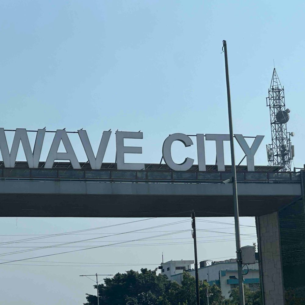 वेव सिटी में किसानों ने निर्माण कार्य रुकवाया:बिल्डर की शिकायत पर 45 अज्ञात सहित छह पर केस दर्ज