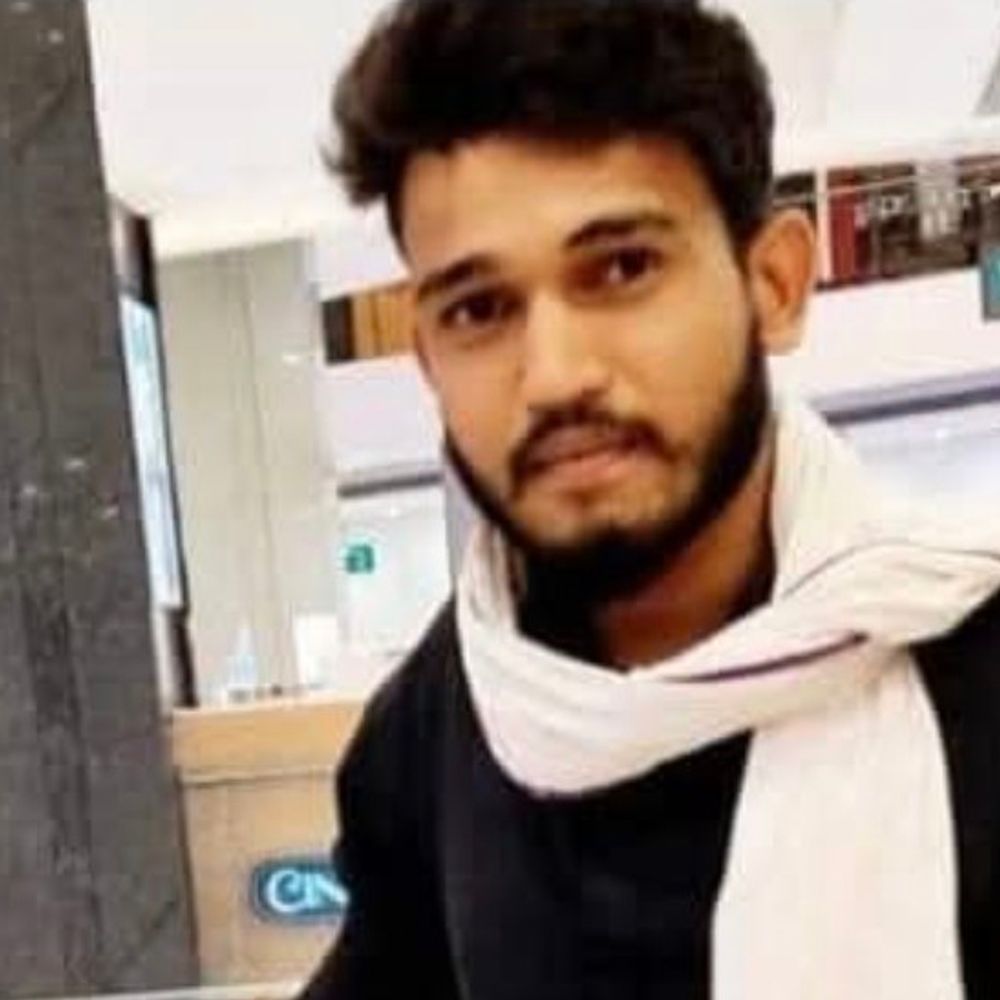 संभल के युवक की सड़क हादसे में मौत:दिल्ली से लौटते समय मेरठ हाईवे पर बाइक डिवाइडर से टकराई, भाई घायल