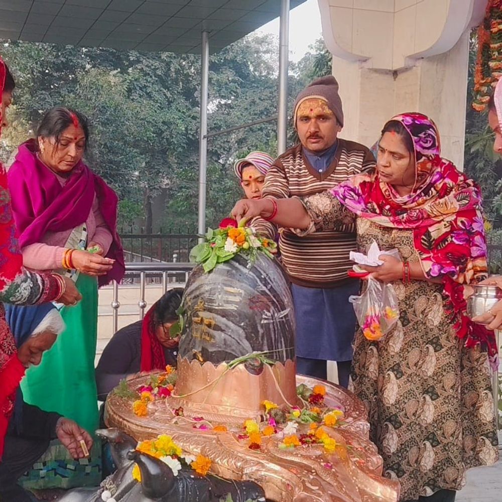 महाशिवरात्रि पर उन्नाव में उमड़ा आस्था का सैलाब:हजारों श्रद्धालुओं ने गंगा में डुबकी लगाई, जल लेकर बाराबंकी के लिए निकले