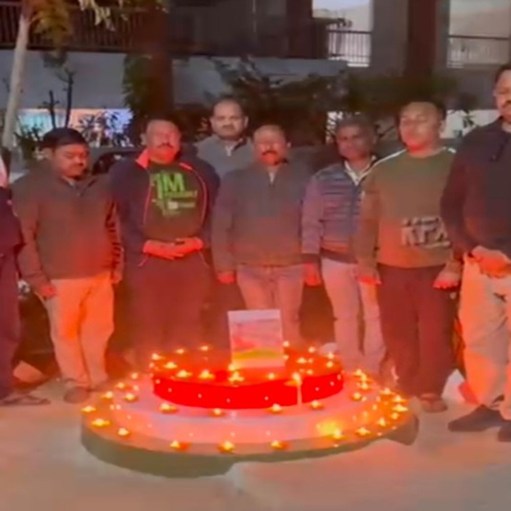 पुलवामा आतंकी हमले के शहीदों को श्रद्धांजलि:शाहजहांपुर में रेजिडेंट वेलफेयर एसोसिएशन ने जलाए दीये