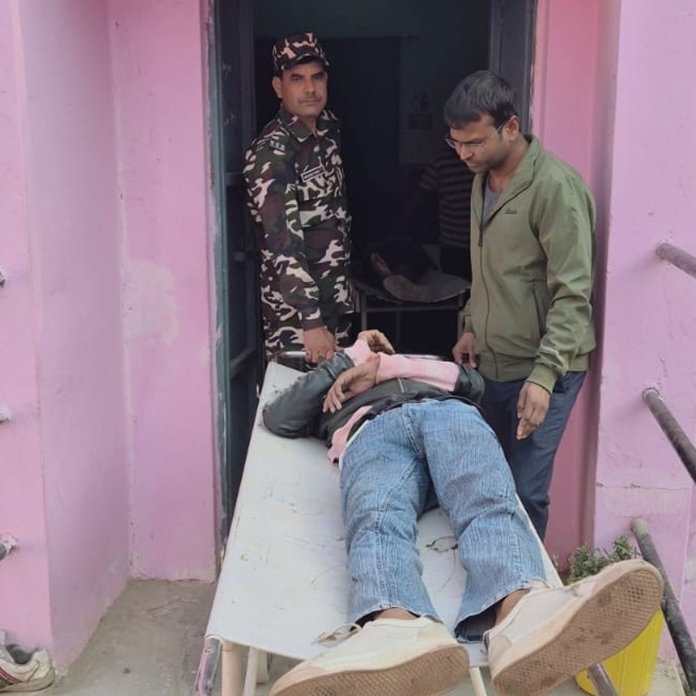 एसएसबी जवानों ने सड़क दुर्घटना में बचाई जान:सीतापुर प्रशिक्षण पर जाते समय घायलों को समय पर अस्पताल पहुंचाया