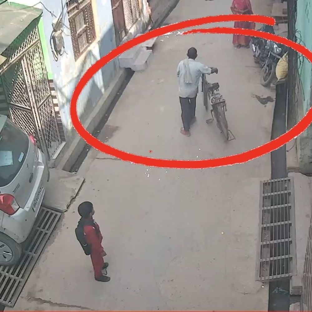 दिनदहाड़े साइकिल उड़ा ले गया रेकीबाज चोर गैंग, VIDEO:मैनपुरी में घर के बाहर खड़ी थी, आरोपी की तलाश जारी