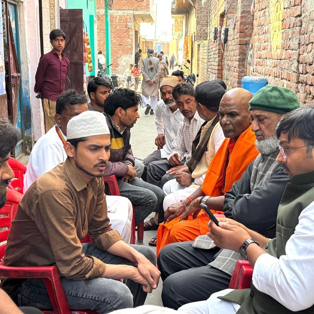 मजदूर की आत्महत्या के बाद कांग्रेस जिलाध्यक्ष परिवार से मिले:बुलंदशहर में मिल प्रबंधन पर कार्रवाई और मुआवजे की मांग, राशन भी उपलब्ध कराया