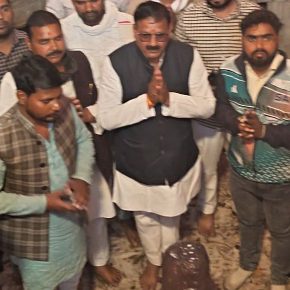 सपा विधायक ने शिव मंदिर में किया जलाभिषेक:महाशिवरात्रि पर क्षेत्र की खुशहाली और तरक्की की कामना