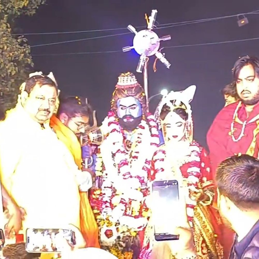 गोंडा में महाशिवरात्रि पर निकली भव्य शिव बारात:शिव-पार्वती ने डाली एक दूसरे को वरमाला, भक्ति गानों पर जमकर झूमे भक्त