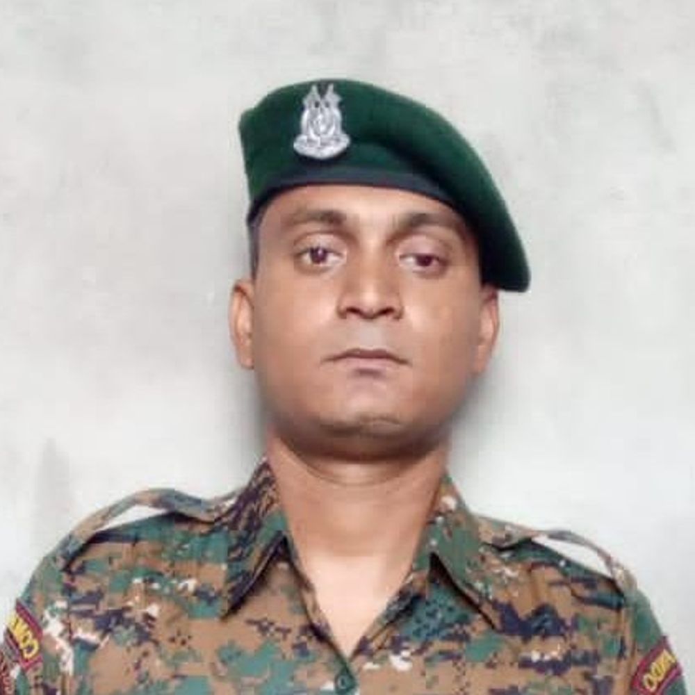 CRPF जवान का पत्नी का वादा-इस बार होली जमकर खेलेंगे:तिरंगे में लिपटकर बलिया आया शव; पत्नी बेसुध, चार साल की बेटी रोती रही