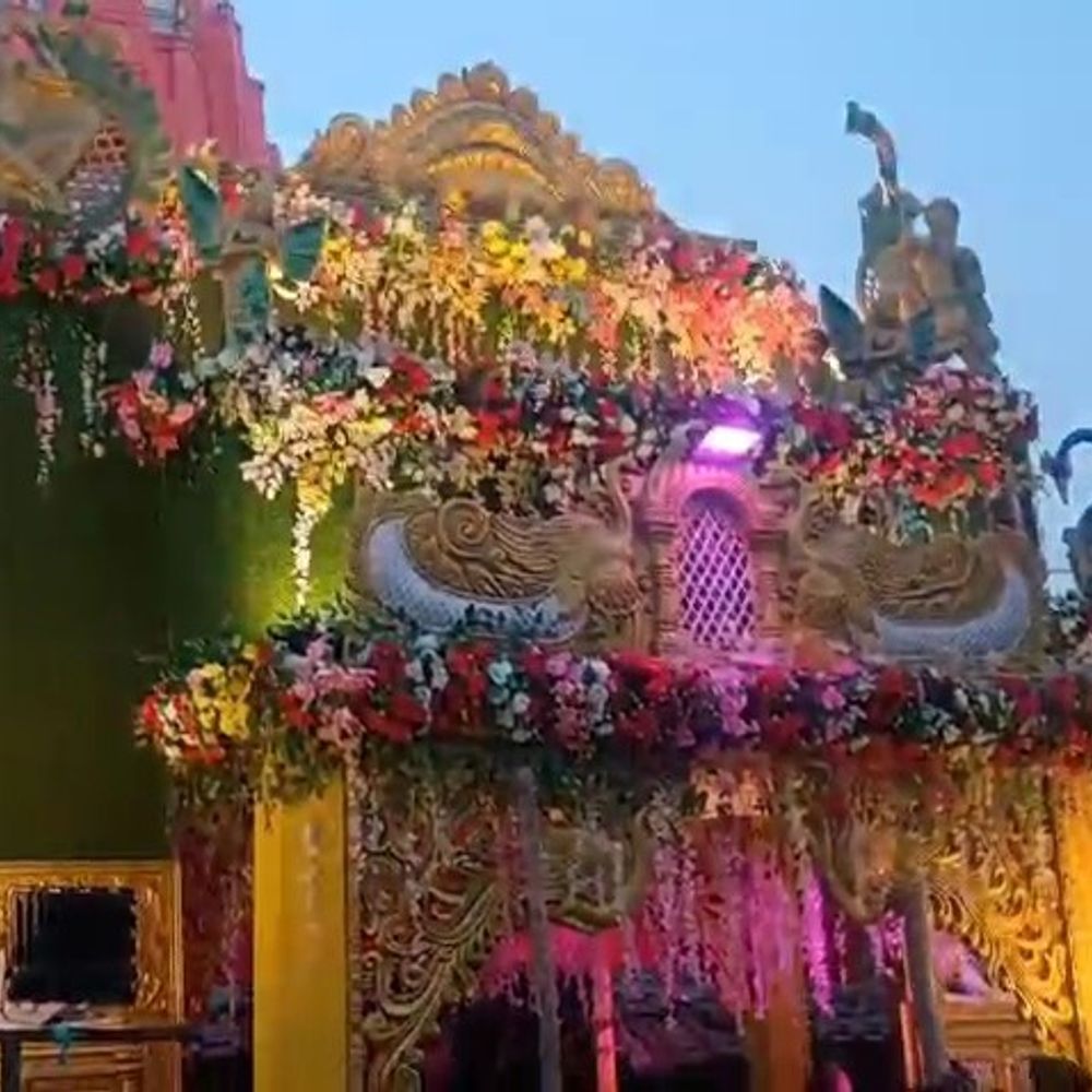 गर्भ गृह में प्रवेश नहीं, अरघे से जलाभिषेक:गोंडा के दुःखहरण नाथ मंदिर पर भक्त उमड़े, भारी भीड़ देखते हुए लिया गया फैसला