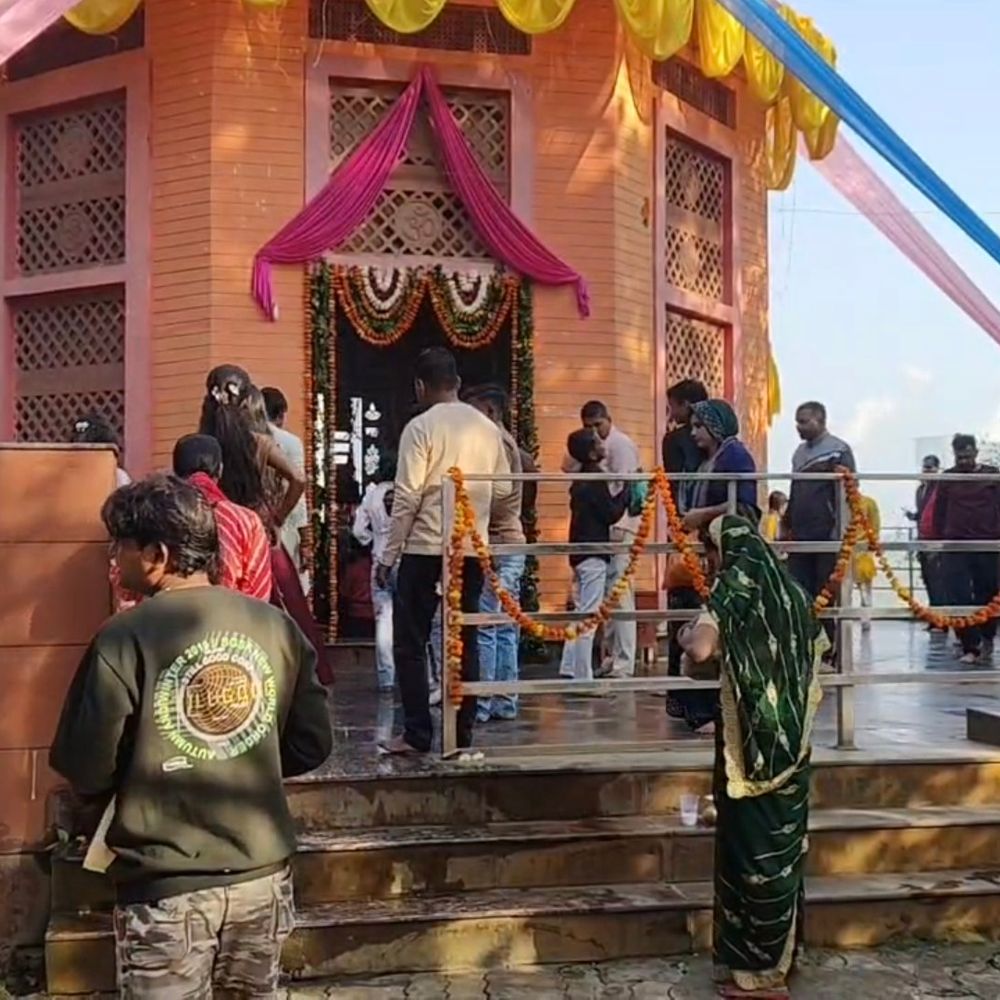 हमीरपुर के संगमेश्वर मंदिर में उमड़ा भक्तों का सैलाब:महाशिवरात्रि पर यमुना-बेतवा संगम स्थित प्राचीन शिव मंदिर में भीड़