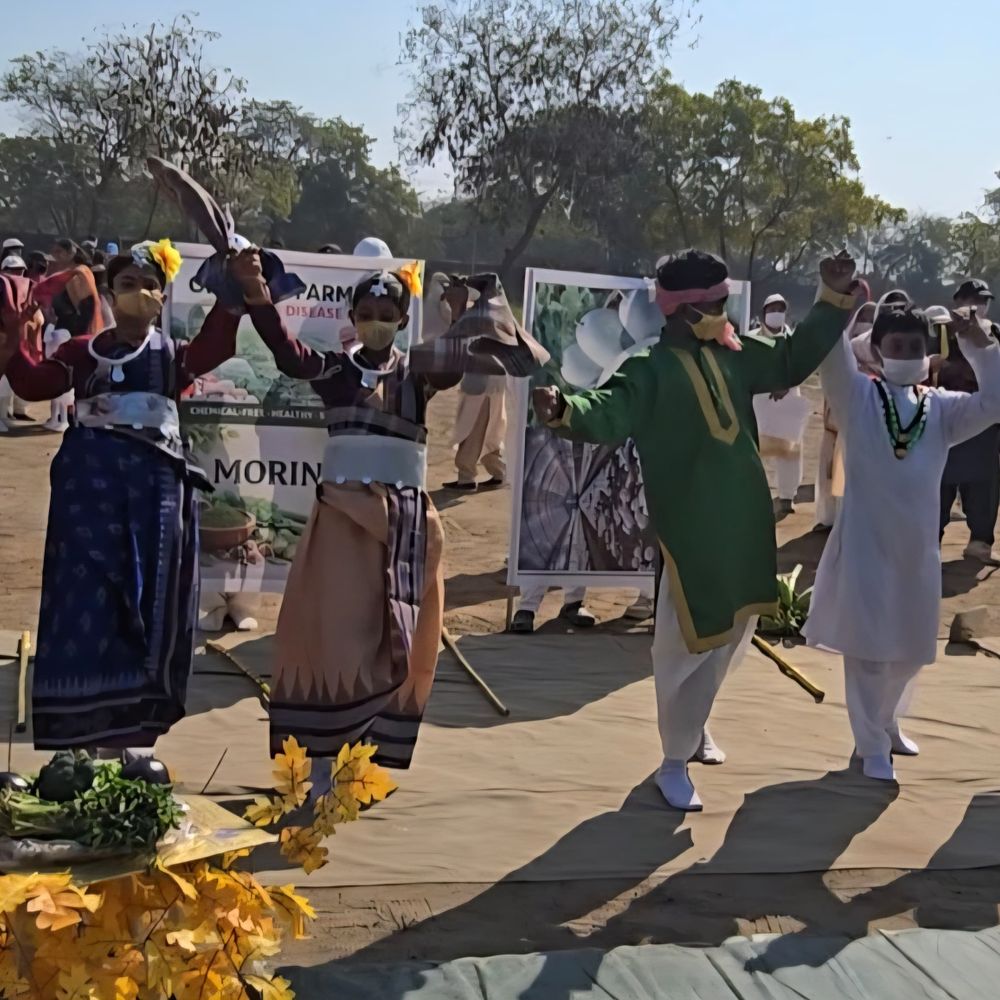 दयालबाग में संयुक्त वार्षिकोत्सव, बच्चों की शानदार प्रस्तुति:कार्यक्रम में बच्चों ने कला और भाषाओं में प्रतिभा दिखाई