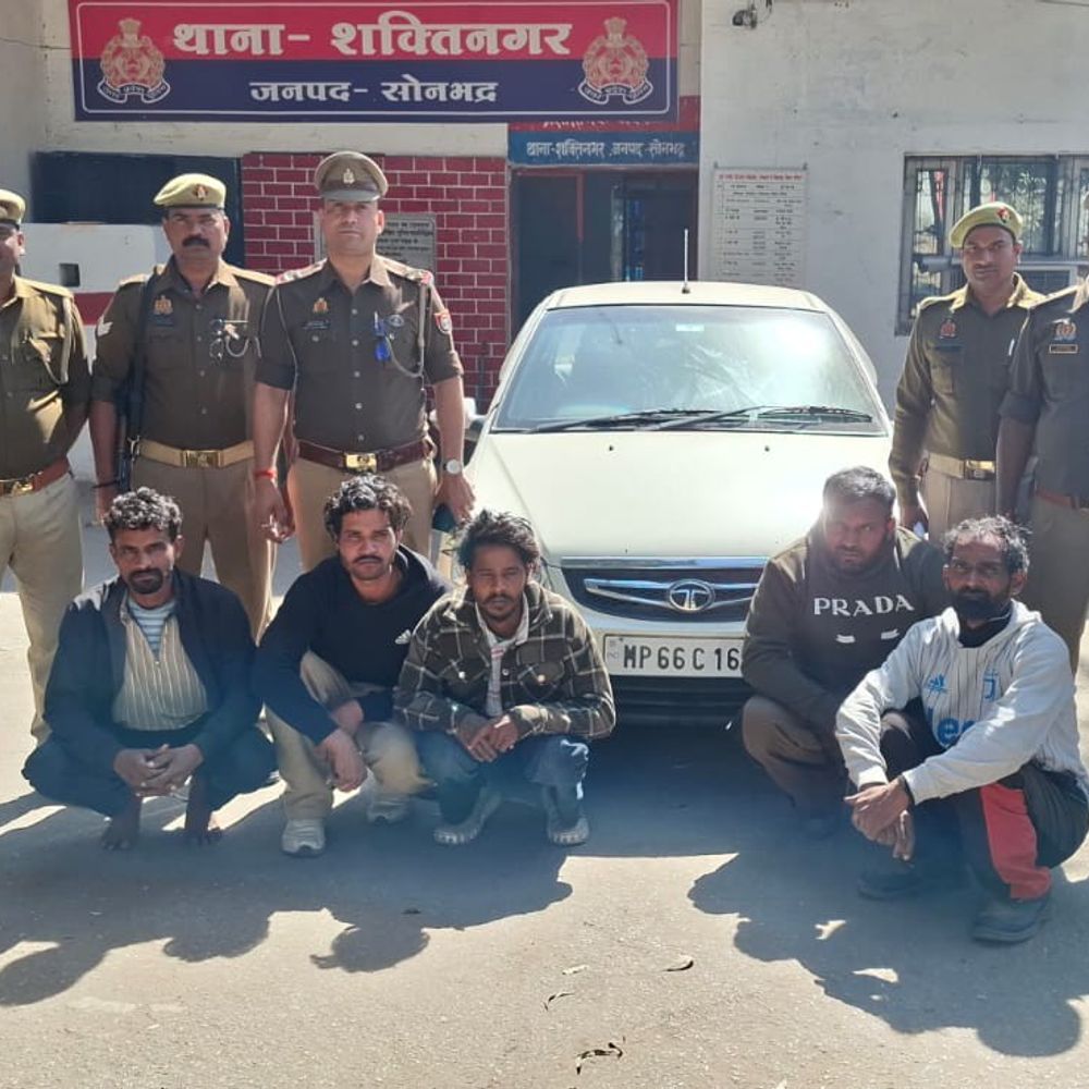 सोनभद्र में चोरी की कार संग 5 आरोपी गिरफ्तार:वर्कशॉप में खड़ी गाड़ी को लेकर हुए थे फरार