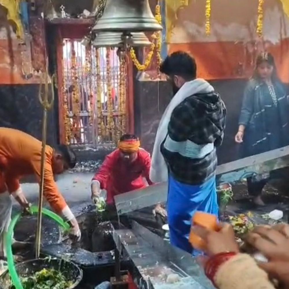 महाशिवरात्रि संभल पातालेश्वर महादेव पर स्टील की रेलिंग से जलाभिषेक:चंदौसी में गुजरात के सोमनाथ ज्योतिर्लिंग के दिव्य दर्शन