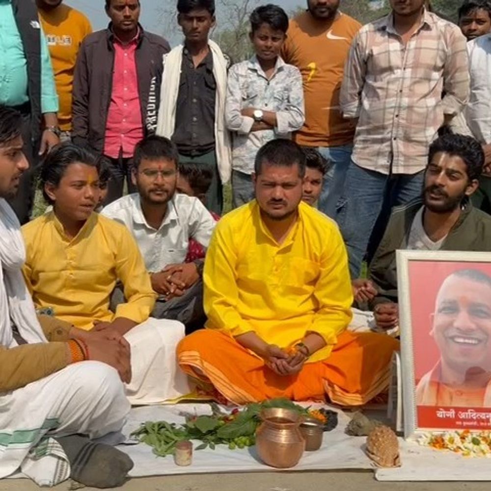 गोंडा में पुल निर्माण के लिए सीएम का जलाभिषेक:पुल के नीचे महाशिवरात्रि पर कार्यकर्ताओं और पदाधिकारी ने किया रुद्राभिषेक