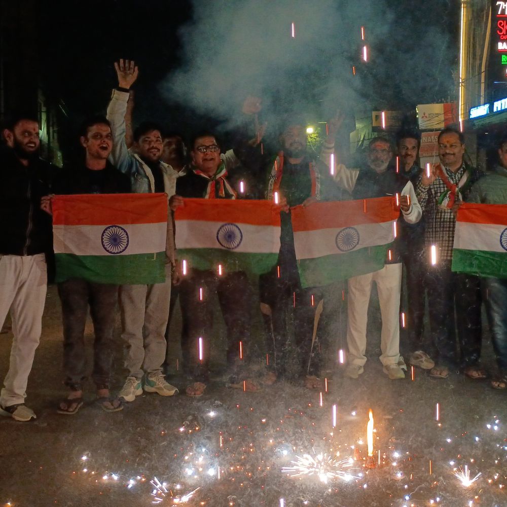 कानपुर में भारत की जीत पर आतिशबाजी:ढोल-नगाड़ों बजाकर डांस किया, लोग बोले- पाकिस्तान कुछ भी कर ले हम ही जीतेंगे