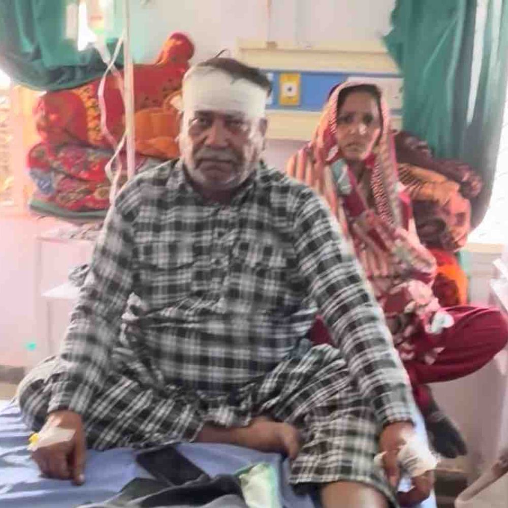 रामपुर में मामूली विवाद में दो पक्षों में मारपीट:बेटे को बचाने पर किया हमला, पिता गंभीर घायल; जिला अस्पताल रेफर