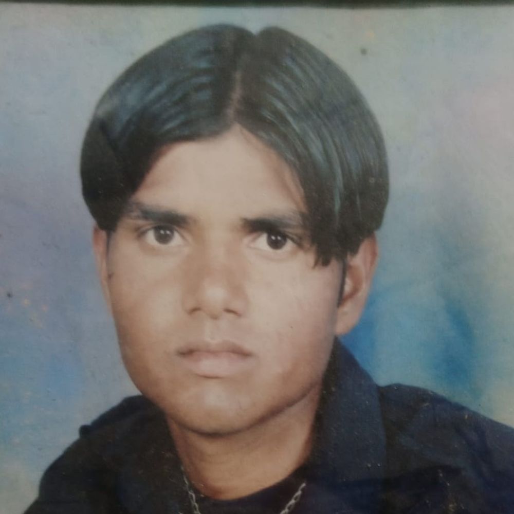 टेम्पों चालक का शव पानी भरे से खाई में मिला:आगरा के सैया इरादतनगर मार्ग पर हुई घटना, पुलिस जांच में जुटी