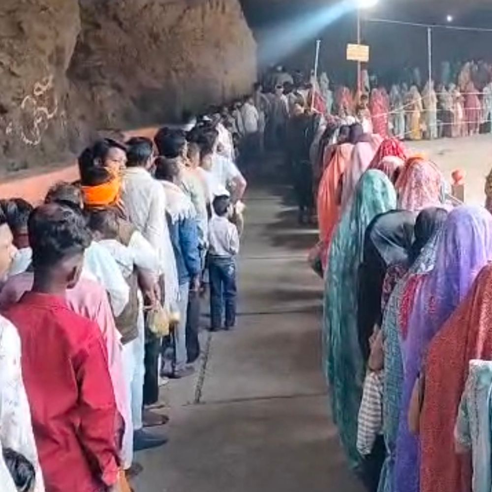 पांडवकालीन गुफा में भगवान शंकर के दर्शन करने पहुंचे श्रद्धालु:  धार में आसपास के गांवों से लोग मंदिर पहुंच रहे; जल चढ़ाकर, पूजन किया – Dhar News