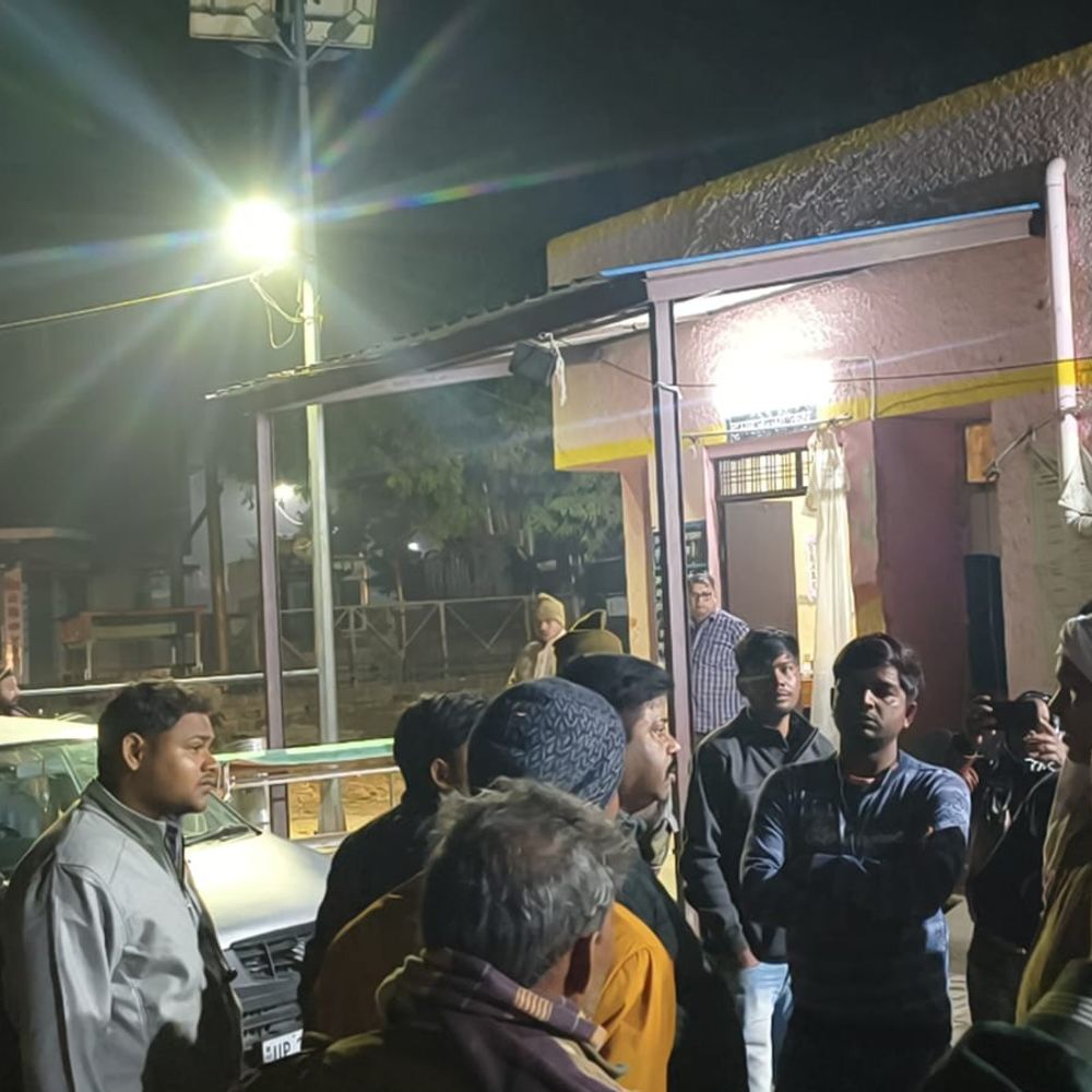 अज्ञात वाहन की टक्कर से दो युवकों की मौत:सीतापुर में सड़क पर गन्ना ट्रॉली ठीक करते समय हादसा, पुलिस खंगाल रही CCTV