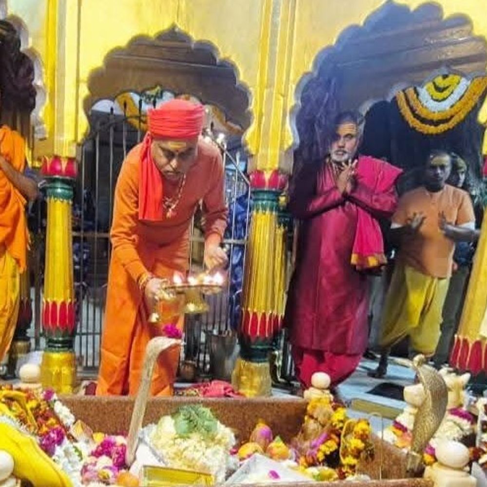 मनकामेश्वर धाम की ड्रोन से निगरानी:महाशिवरात्रि पर भोर से दर्शन करने पहुंचे भक्त; जल चढ़ाने को लगी लाइन