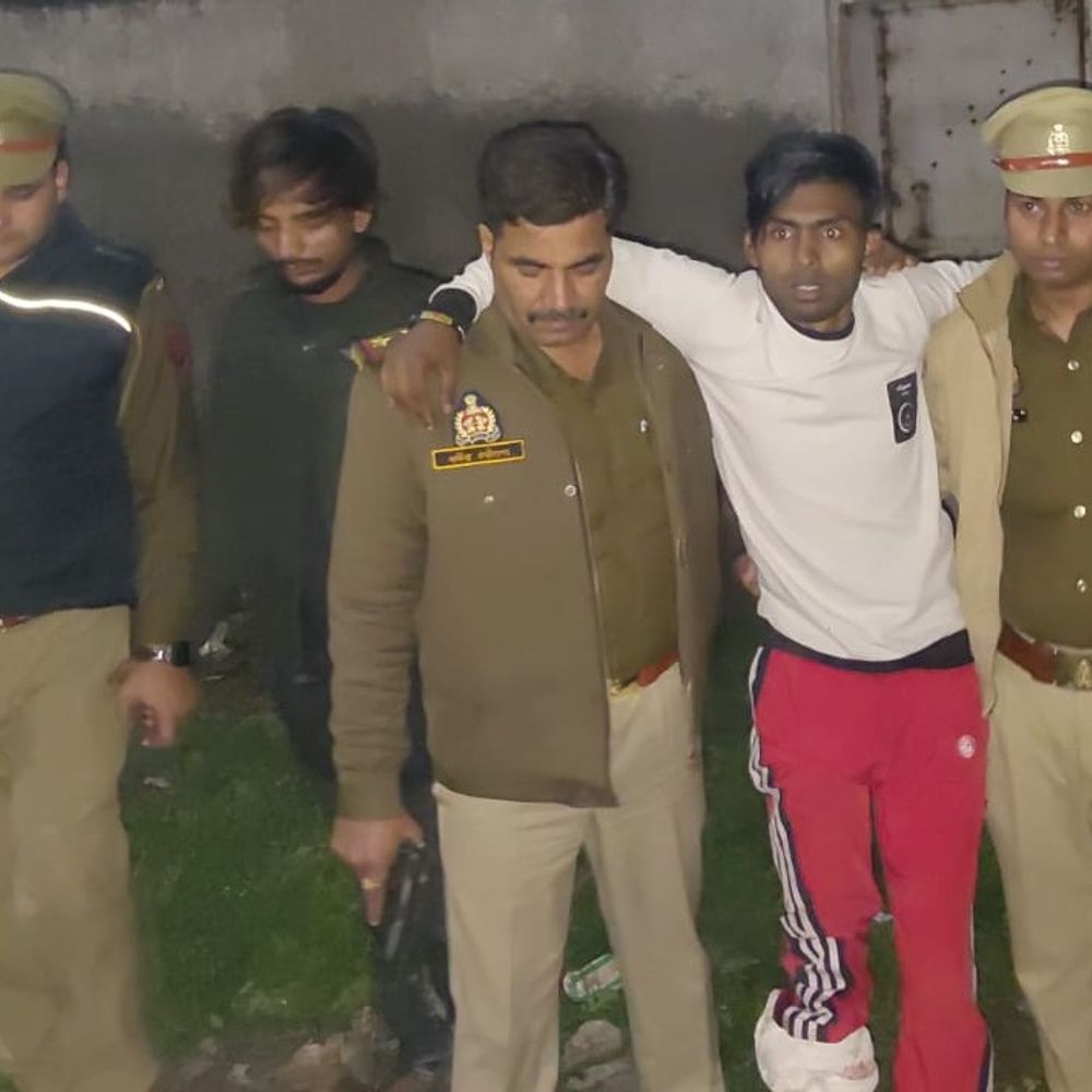 गाजियाबाद में मुठभेड़ में दो बदमाश गिरफ्तार:एक बदमाश के पैर में लगी गोली, मोबाइल और चेन लूटते थे