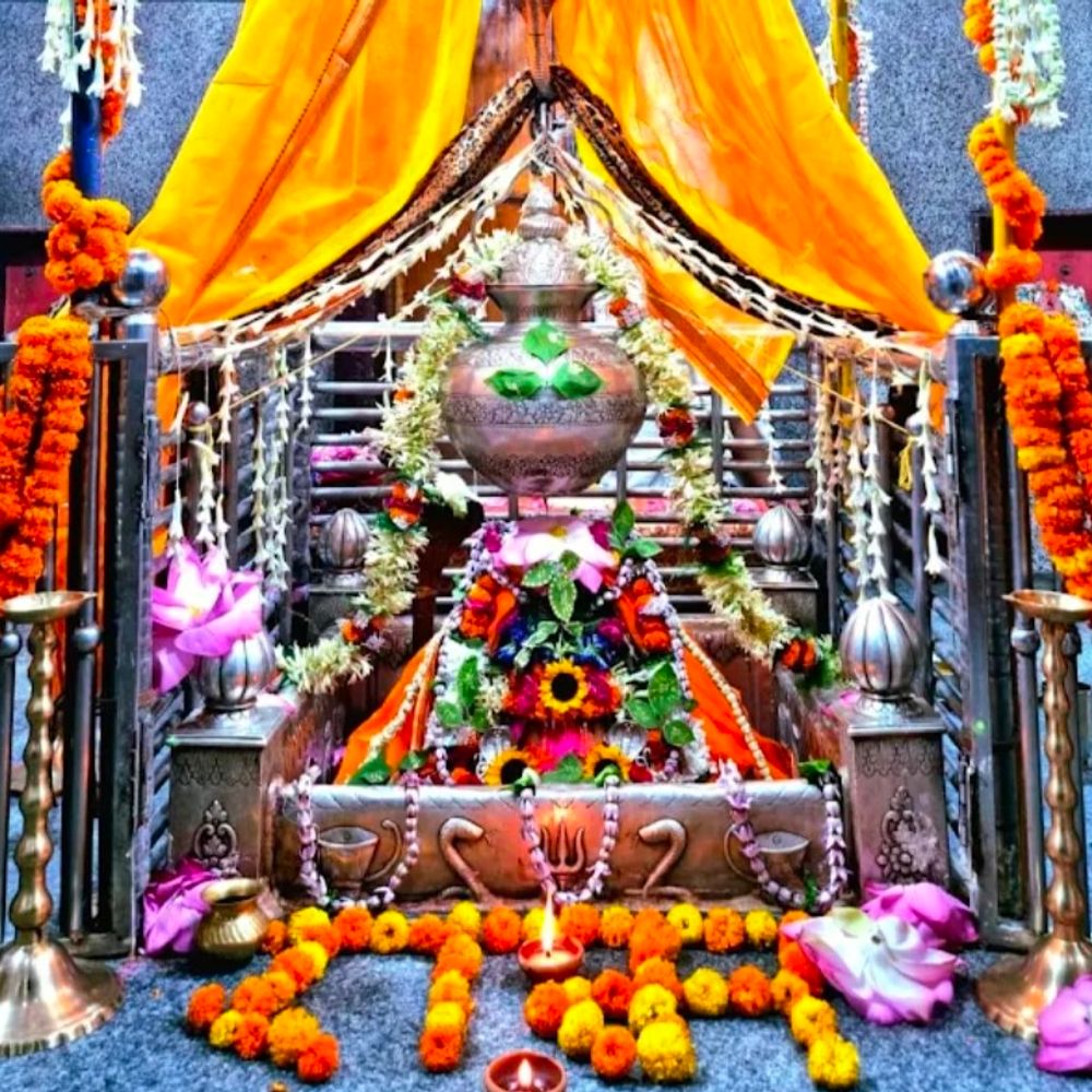 बाबा बालेश्वरनाथ मंदिर के कपाट रात 1 बजे खुले:महाशिवरात्रि पर भव्य श्रृंगार के बाद, बंगाल के फूलों से सजा दरबार