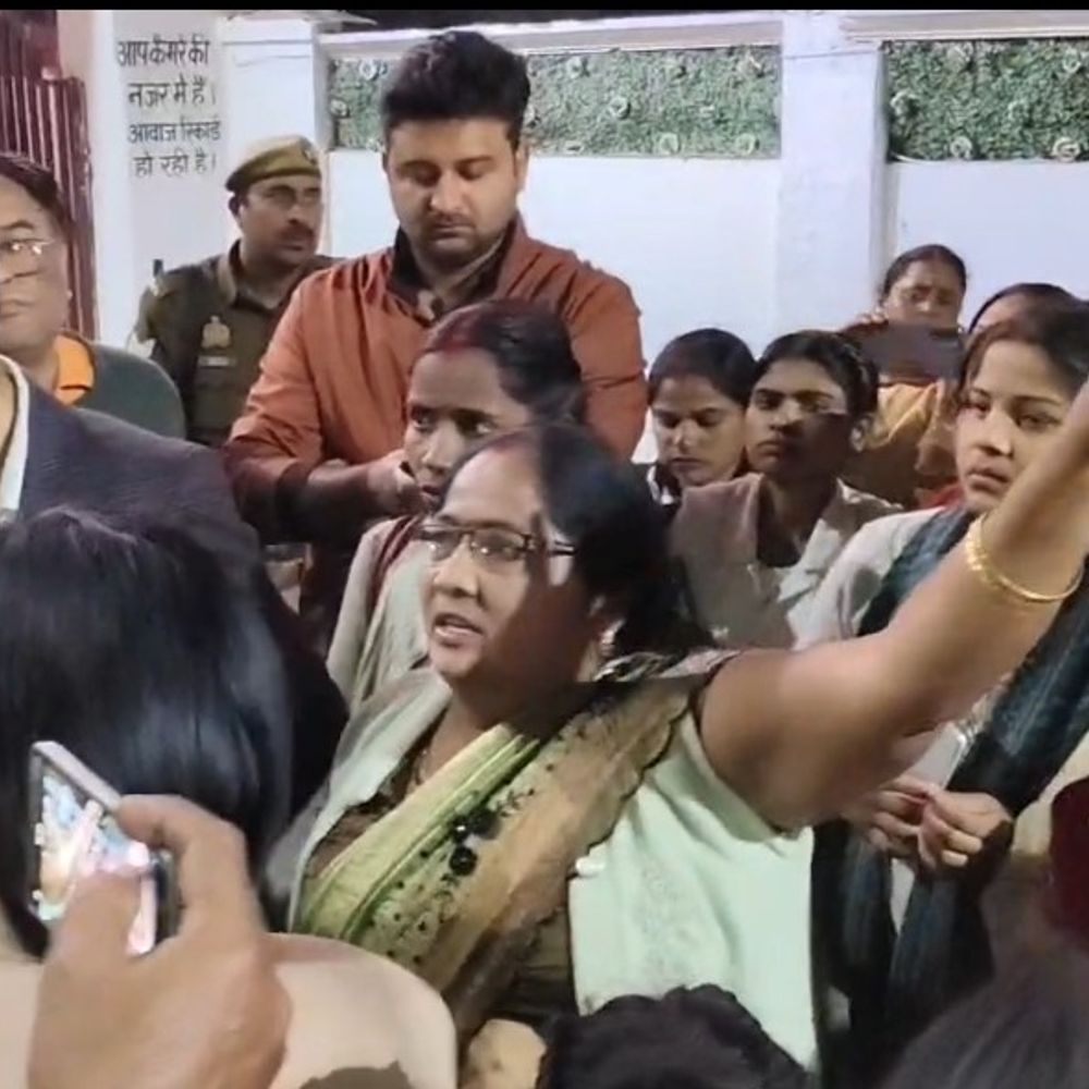 सीएचसी अधीक्षक हटाए गए, कार्यालय से संबद्ध:एएनएम और आशा बहुओं से अभद्रता की शिकायत, DM ने जांच कमेटी बनाई