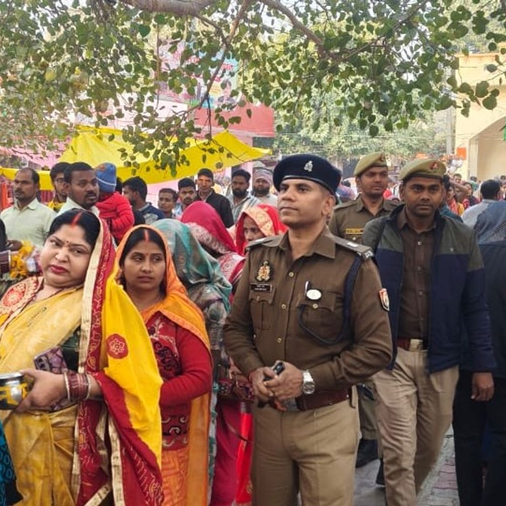 अंबेडकरनगर में महाशिवरात्रि पर मंदिरों में उमड़ी भीड़:श्रद्धालु दर्शन और जलाभिषेक के लिए घंटों कतार में लगे, भंडारे में 3000 लोग शामिल