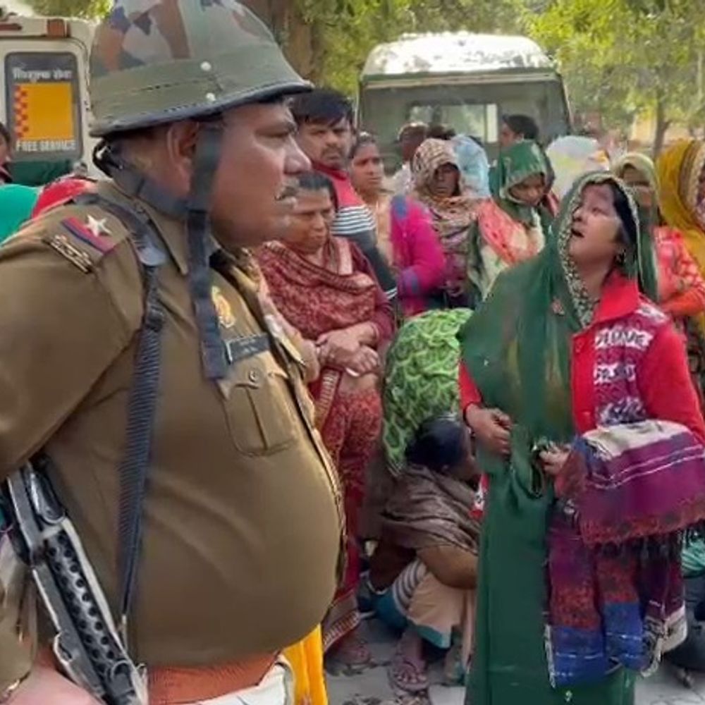 तखरऊ नहर में डूबे मछुआरे की मौत पर हंगामा:मैनपुरी में परिजनों ने पोस्टमार्टम हाउस को घेरा, 72 घंटे बाद मिली लाश